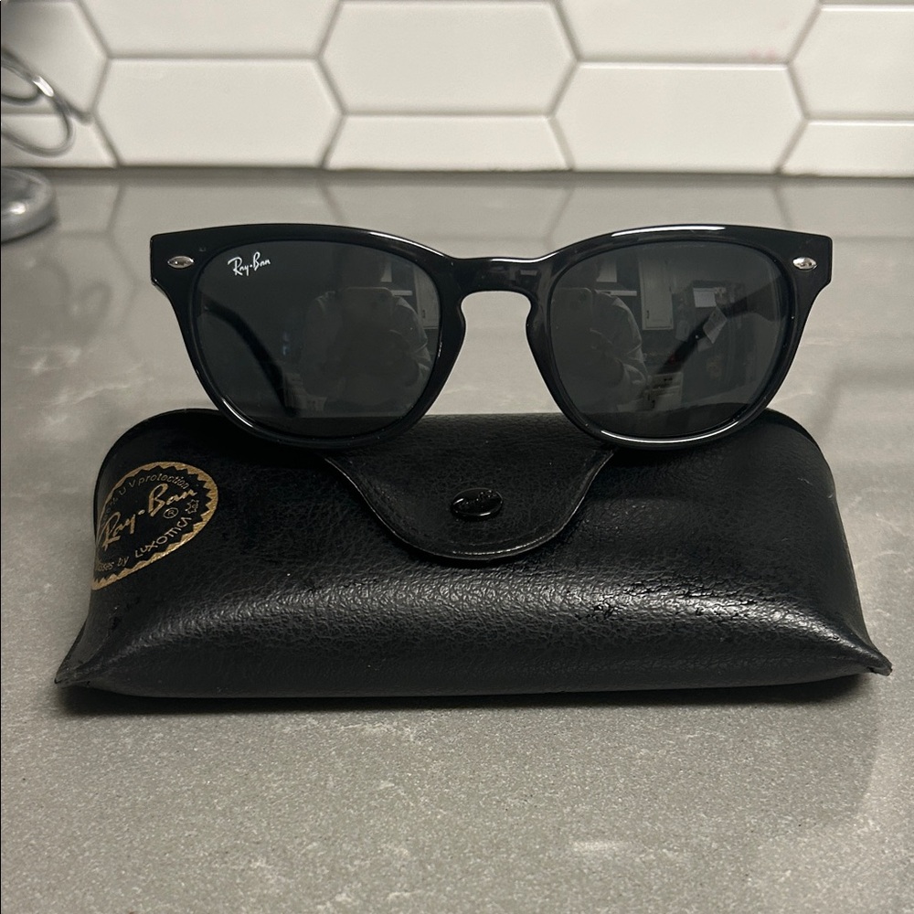 Ray-Ban Black Wayfarer-Style Sunglasses with Black Lenses